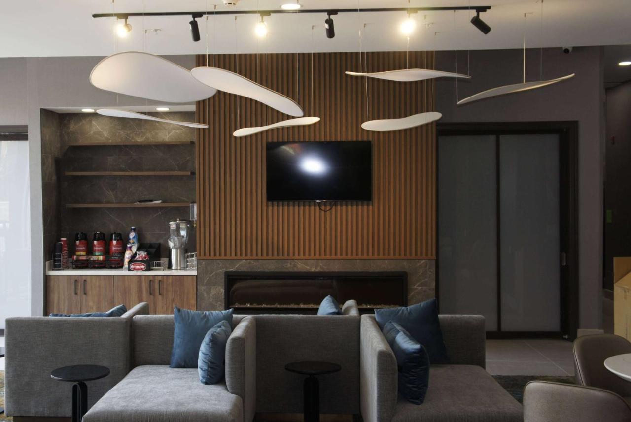 La Quinta Inn & Suites By Wyndham Manchester - Arnold Afb Eksteriør bilde